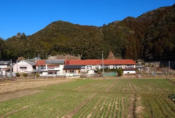 赤い屋根の校舎