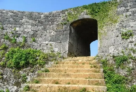 観光情報：座喜味城