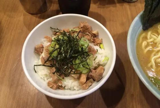 朝入ると丼ものサービス！