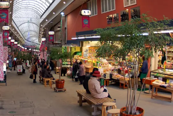駅前アーケード商店街には昭和の香りがプンプン