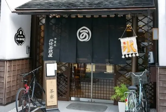 様々な老舗店が立ち並ぶエリアにあります