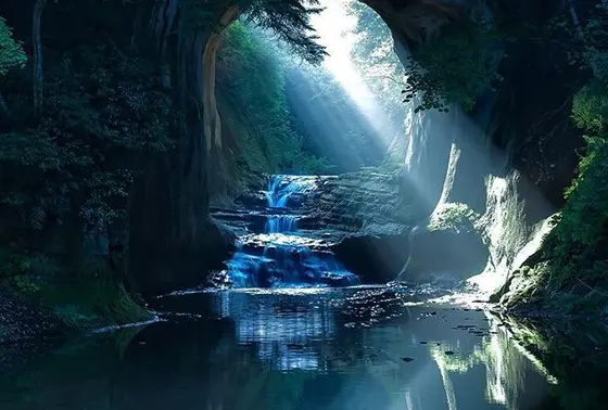 朝の陽射しが注ぐ濃溝の滝は絶景！