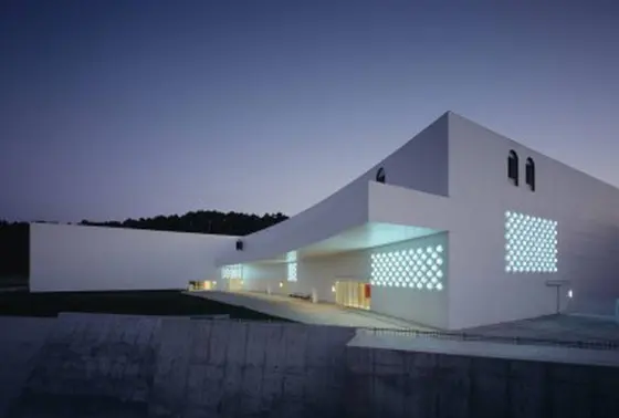 青森県立美術館