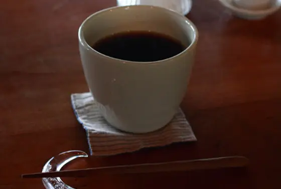 和食器に入れられた丁寧な珈琲
