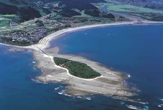 島に入るために長い橋を歩きます