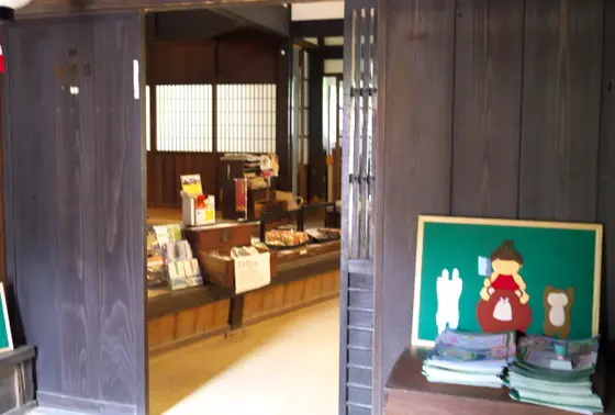 お土産屋さんとギャラリー