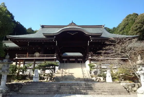 外拝殿から内拝殿を望む