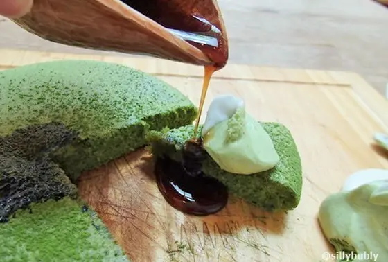 銭湯をリノベーションしたという嵯峨野湯さんは、所々銭湯時代の面影を残すリノベカフェ。ふわぁ〜と抹茶の良い香りを振りまいてやって来たのは「抹茶づくしのパンケーキ」