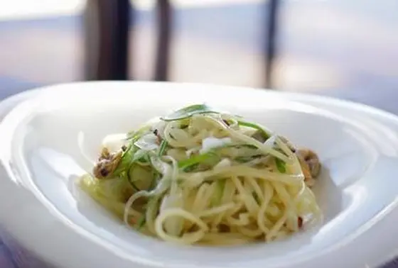 海を見ながら、美味しいパスタ料理を