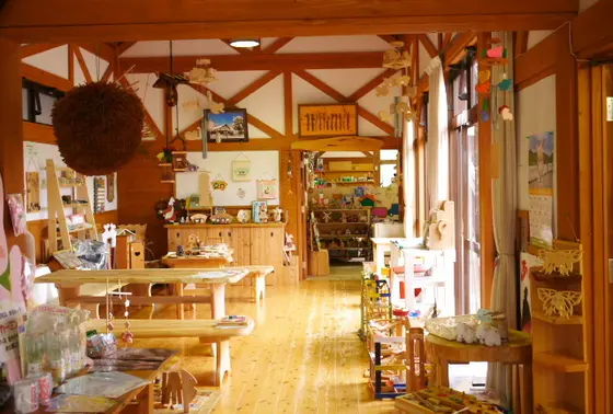 お土産屋さんや喫茶コーナも
