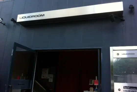 明治通り沿いの黒い建物