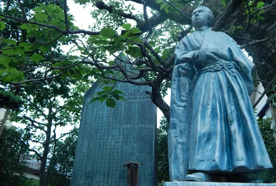 庭園に龍馬さん