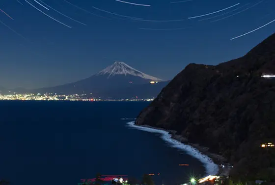 夜の煌めきの丘