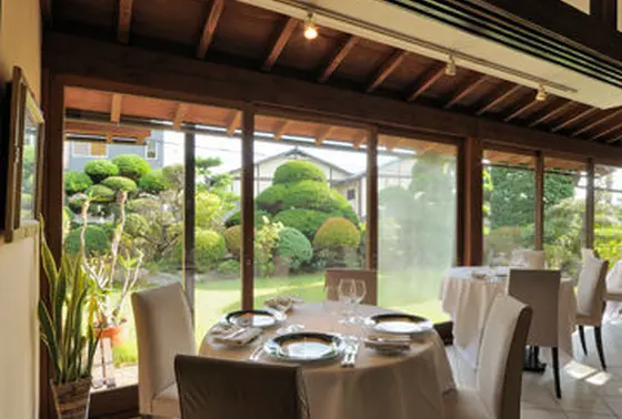 華美過ぎず落ち着いた店内。お庭がきれい。