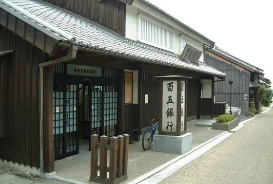 看板がなければ銀行には見えない
