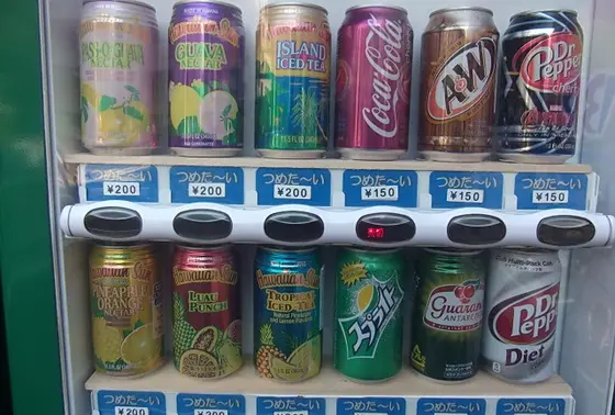 自動販売機も輸入飲料が色々