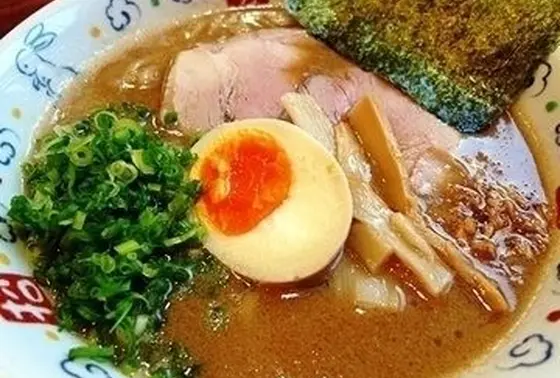 看板メニューは豚骨醤油。