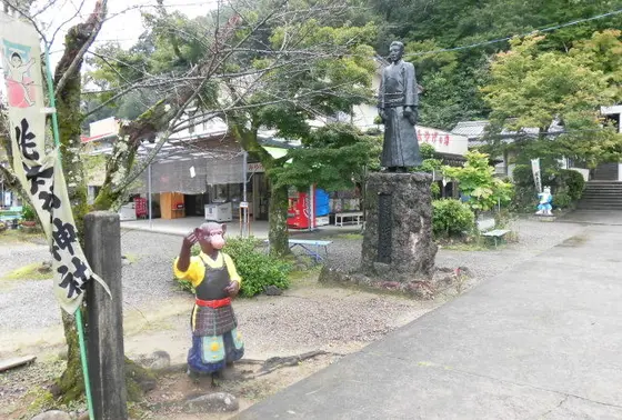 イヌ、サル、キジをお供に