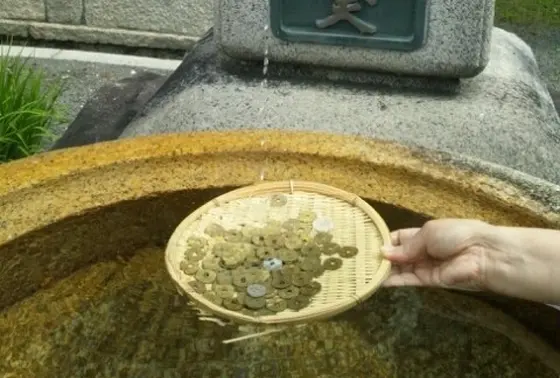 ザルに入れて洗います