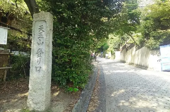 線路の先には天王山が