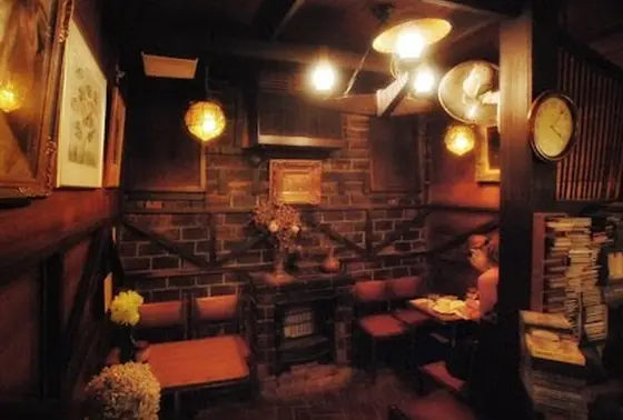 音楽が流れる店内でリラックス