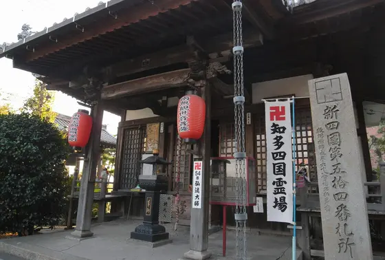 弘法堂は左奥に