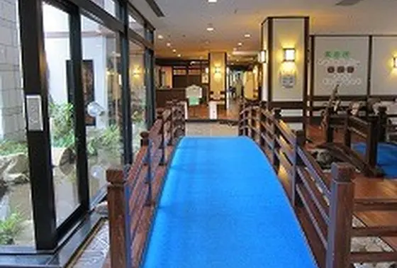 太鼓橋の下からカエルの鳴き声が…
