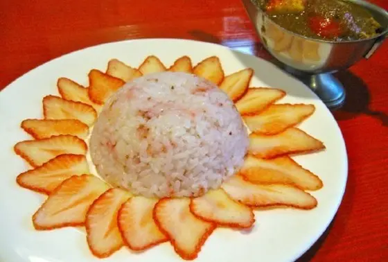 これが食するものを震撼させる賛否両論の「元祖いちごカレー」だ！