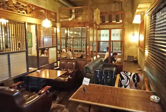 店内。
