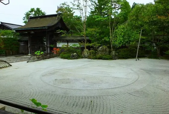 本堂手前の庭園