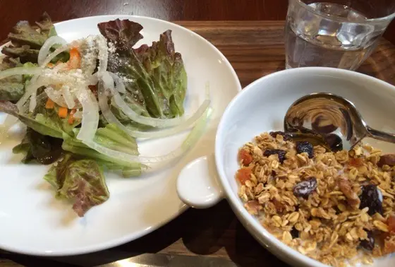 休日のモーニングセット864円