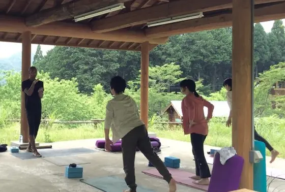 太陽の下でヨガ教室