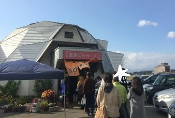 お昼時間は、平日でも大行列。