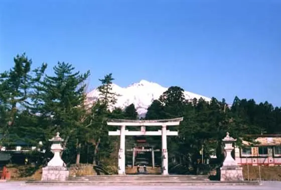 広くて古い石段を登ると、この景色が。