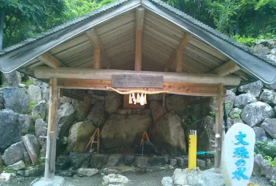 道路沿いに水汲み場がありますよー。