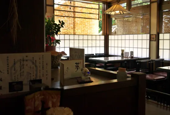 広めの開放的な店内