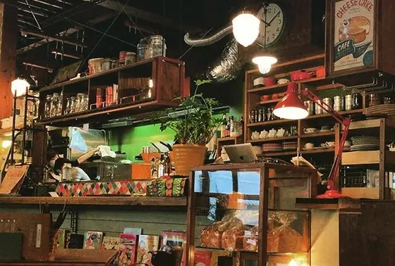ごちゃまぜ感がかわいい店内