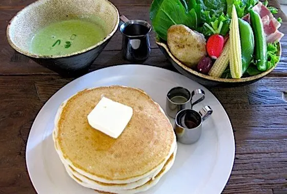 ランチにぴったりのパンケーキセット