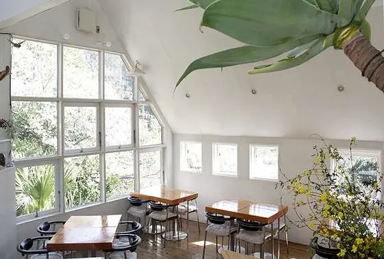 広く明るい食堂