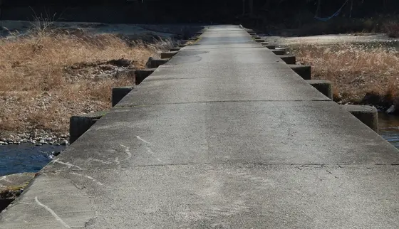 車も渡れますよ、気を付けて