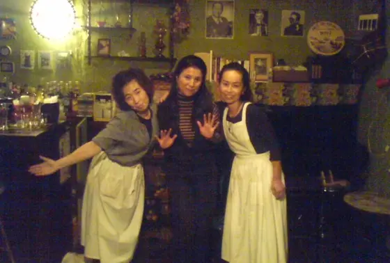 お店を切り盛りするお姉さん方とお客様