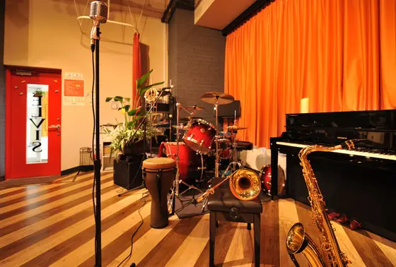 夜はライブを聴きに