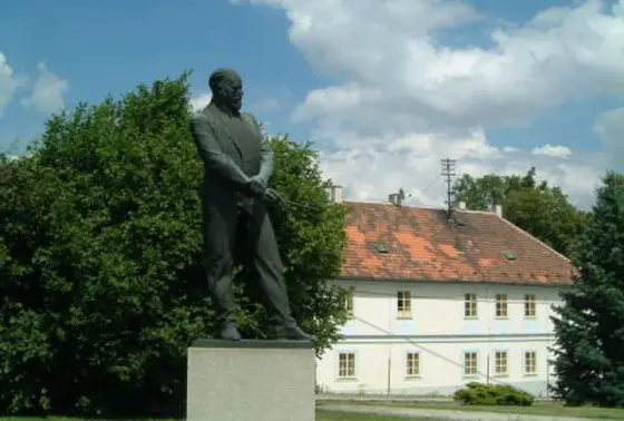 庭に建つドヴォルザーク像