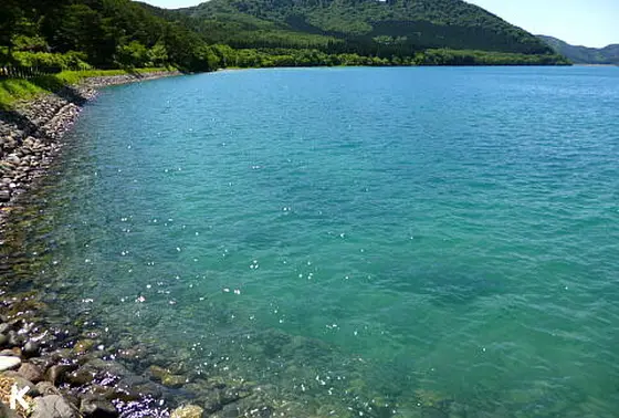エメラルドグリーンの湖面