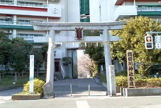 墨堤通り沿いにある参道は「防災団地」を貫通しています