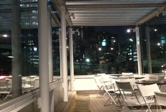 両脇を中央線の快速列車が通過するカフェ＆和酒「N3331」で極上の一献を！