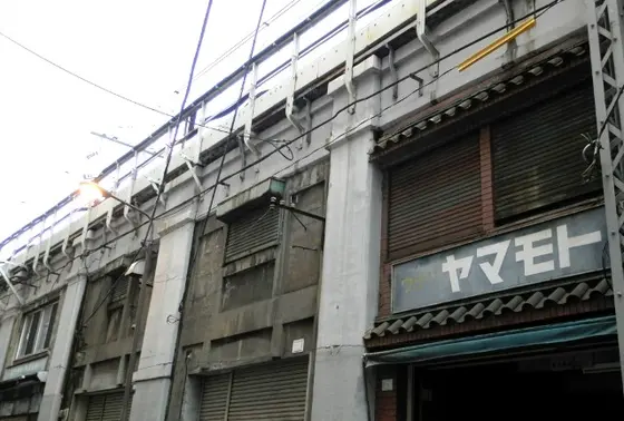 山手線／京浜東北線の高架下に広がる味わい深い風景