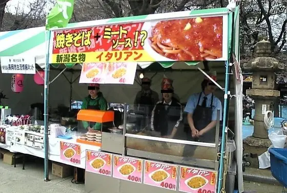 露店も多数出店！　ここは本当に靖国神社なのか？