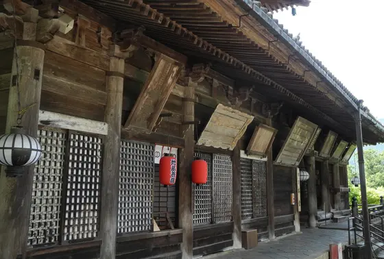 本堂横側にも