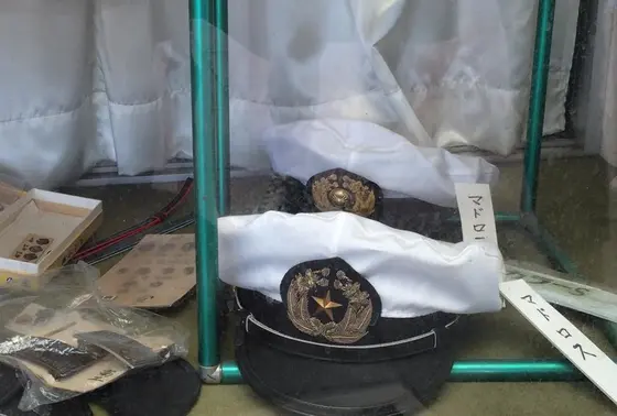 制帽がカッチョ良くディスプレイ